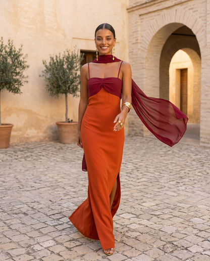 SIENNA | VESTIDO EN NARANJA CON ESCOTE EN ROJO