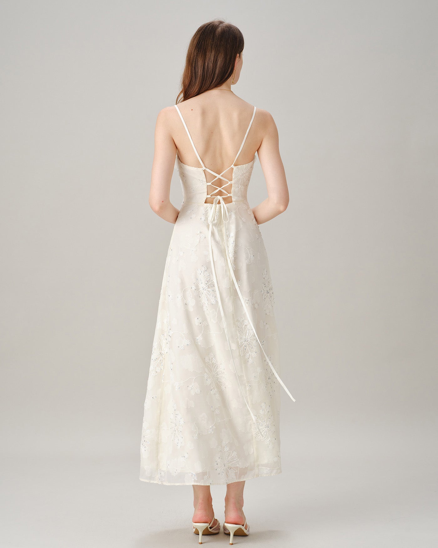 VESTIDO LARGO DE LENTEJUELAS CON ESCOTE CUADRADO COLOR MARFIL